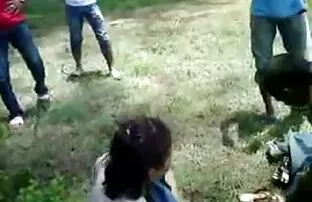 டீன் ஏஜ் பையன் தர்கி மாமாவைப் பிடித்தான்