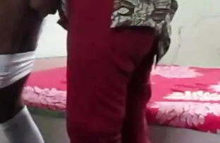 தேசி மனைவி கணவனை கழுதையுடன் பிடுங்கி அவனைத் துடைக்கிறாள்