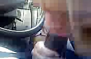 கார் ஓட்டும் போது அமெச்சூர் தலை ஆழமாக