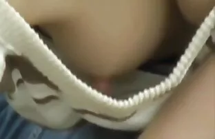 ஆசிய பெண்கள் தங்கள் முலைகளுக்கு ஒன்று