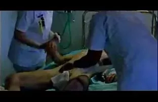 டிக் ஷேவிங் இரண்டு செவிலியர்கள்